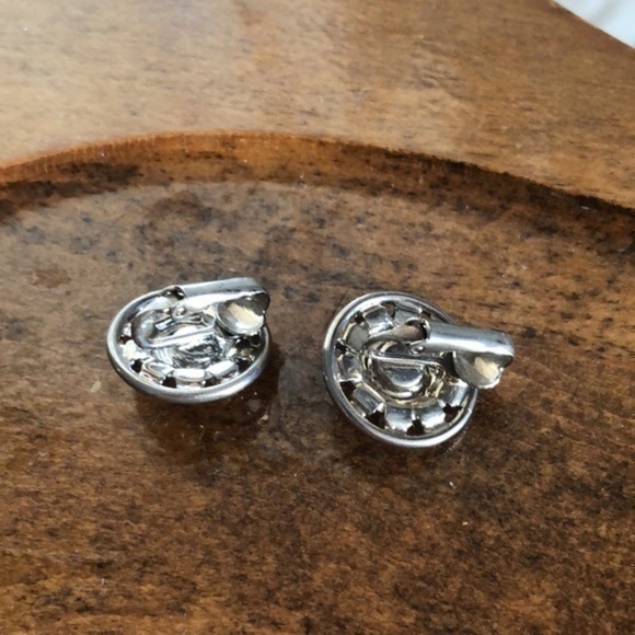 Vintage Clip On Earrings - Picture 2 of 3